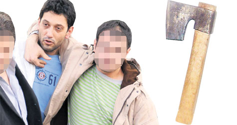 Ailesini baltayla öldürdü sonra da kahvaltı etti 