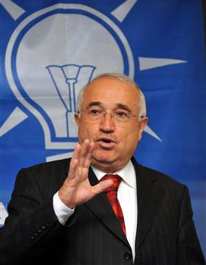 Hükümet sözcüsü Cemil Çiçek