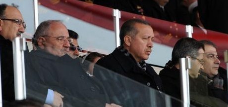 Gözleri tamamen kapalı