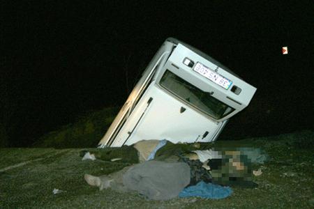Asfalt yol şeker gibi eridi, üç kişi öldü 