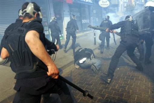 Polis yanlış kişiyi öldürüsüye dövüp, pardon demiş!