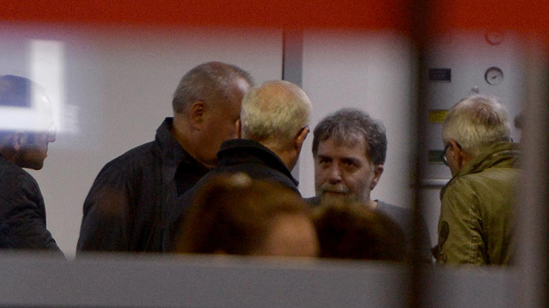 Ahmet Hakan, evinin önünde 4 kişi tarafından darp edildi; gözaltına alınan üç kişi de serbest bırakıldı