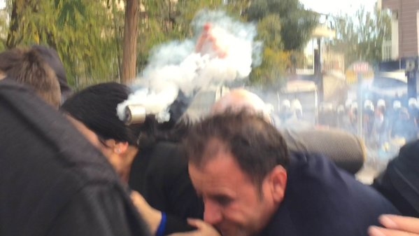 HDP Eş Genel Başkanı Figen Yüksekdağ ile HDP milletvekillerinden oluşan bir heyet dün sokağa çıkma yasağının bulunduğu Silvan'ın Tekel, Mescit ve Konak mahallelerine yürümek isterken polis müdahalede bulundu. Polisin tazyikli suyla birlikte kullandığı biber gazının fişeği Yüksekdağ'ın kafasına isabet etti